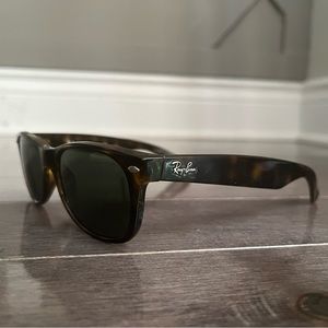 RAY-BAN “NEW WAYFARER CLASSIC” RB2132